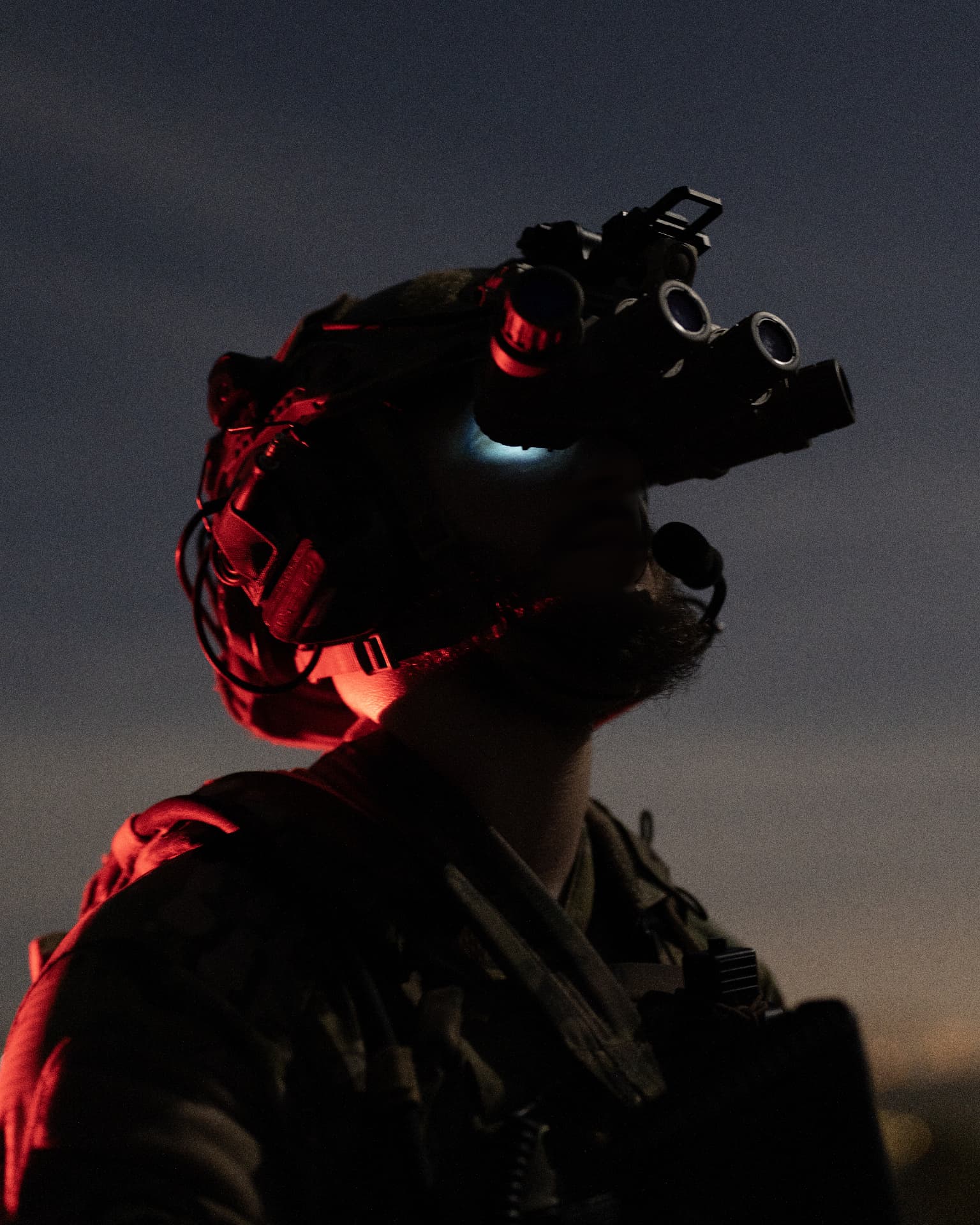 Operateur forces speciales vision nocturne lumiere rouge de nuit