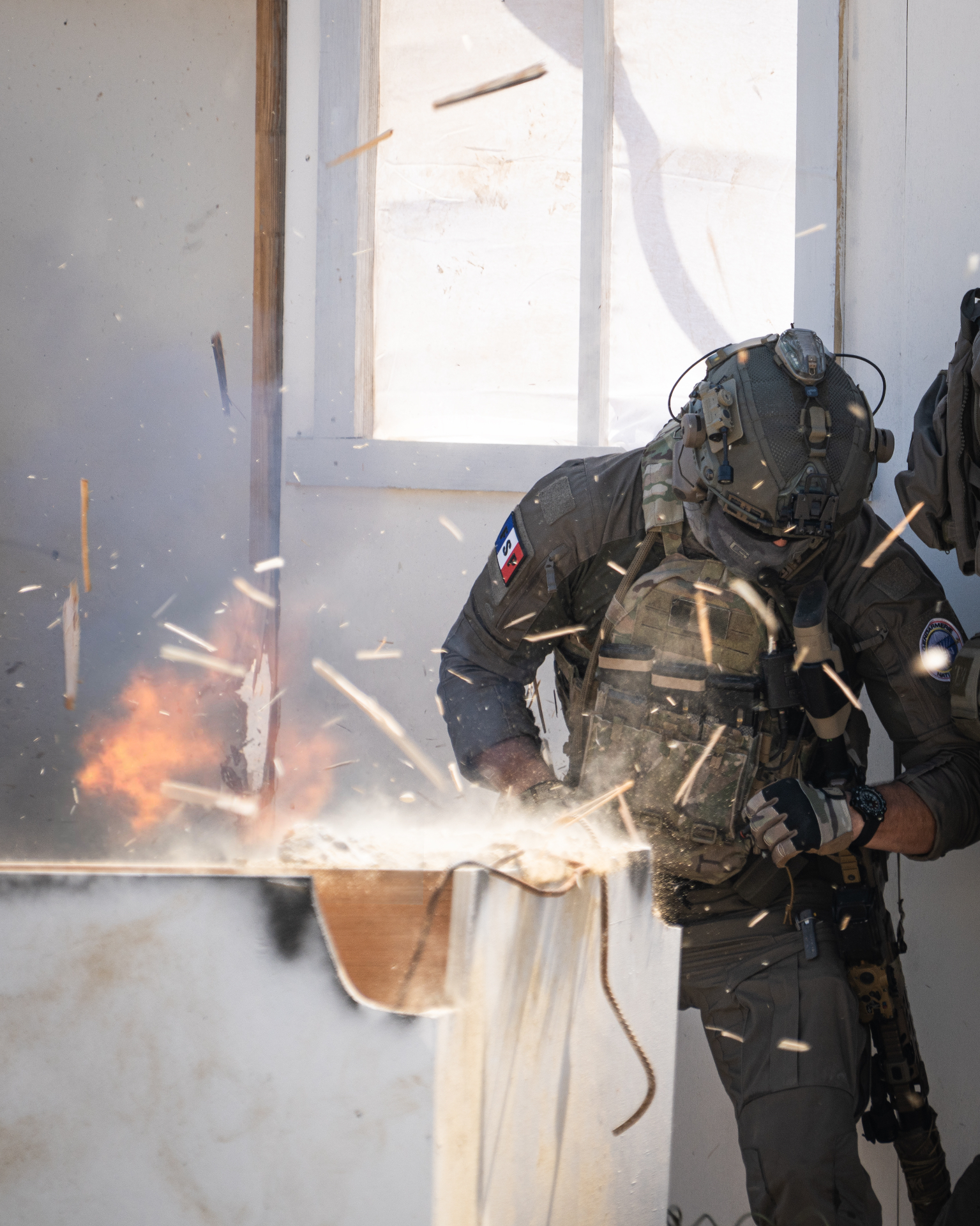 Operateur GIGN breaching explosif porte