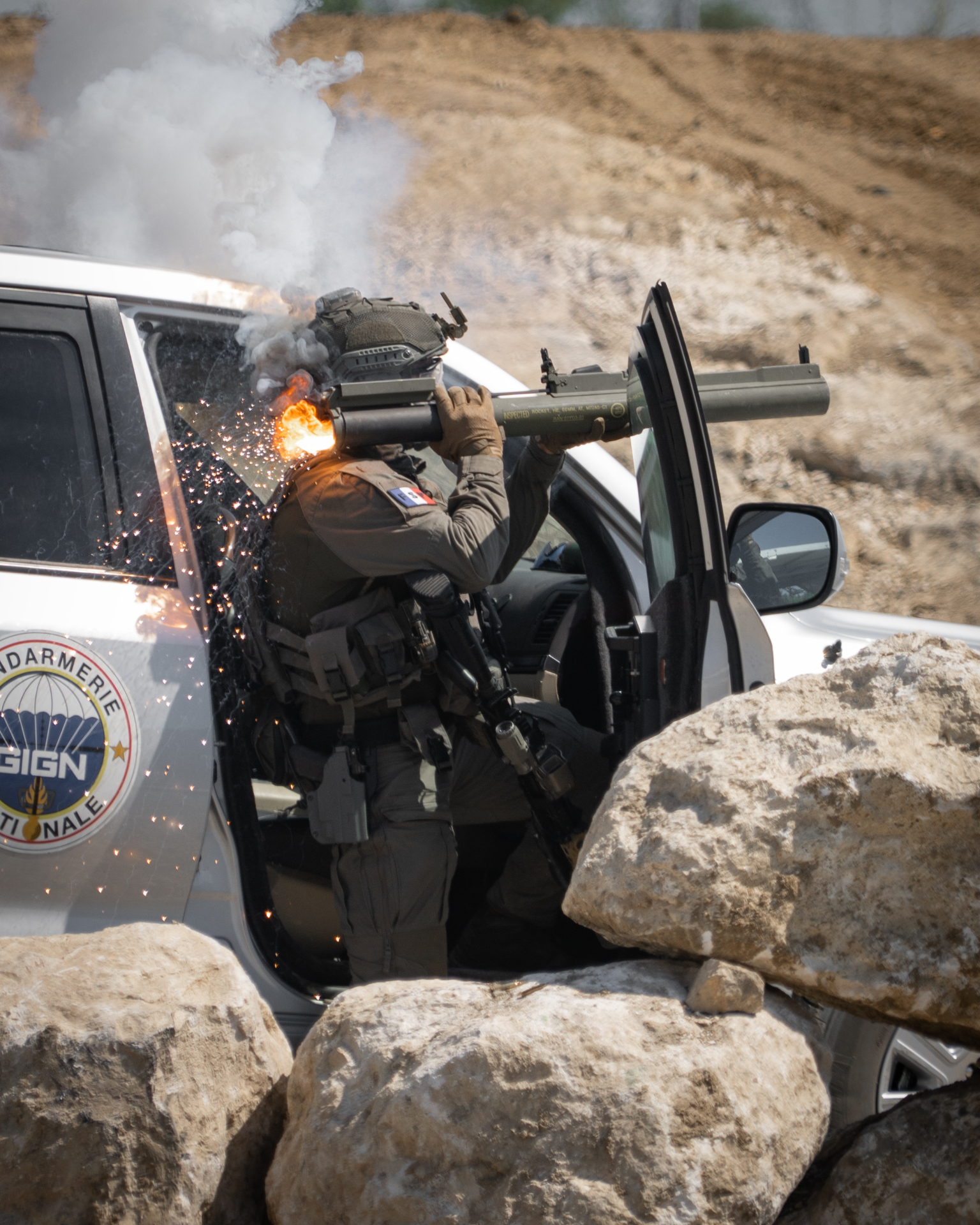 Operateur GIGN tir roquette antichar vehicule