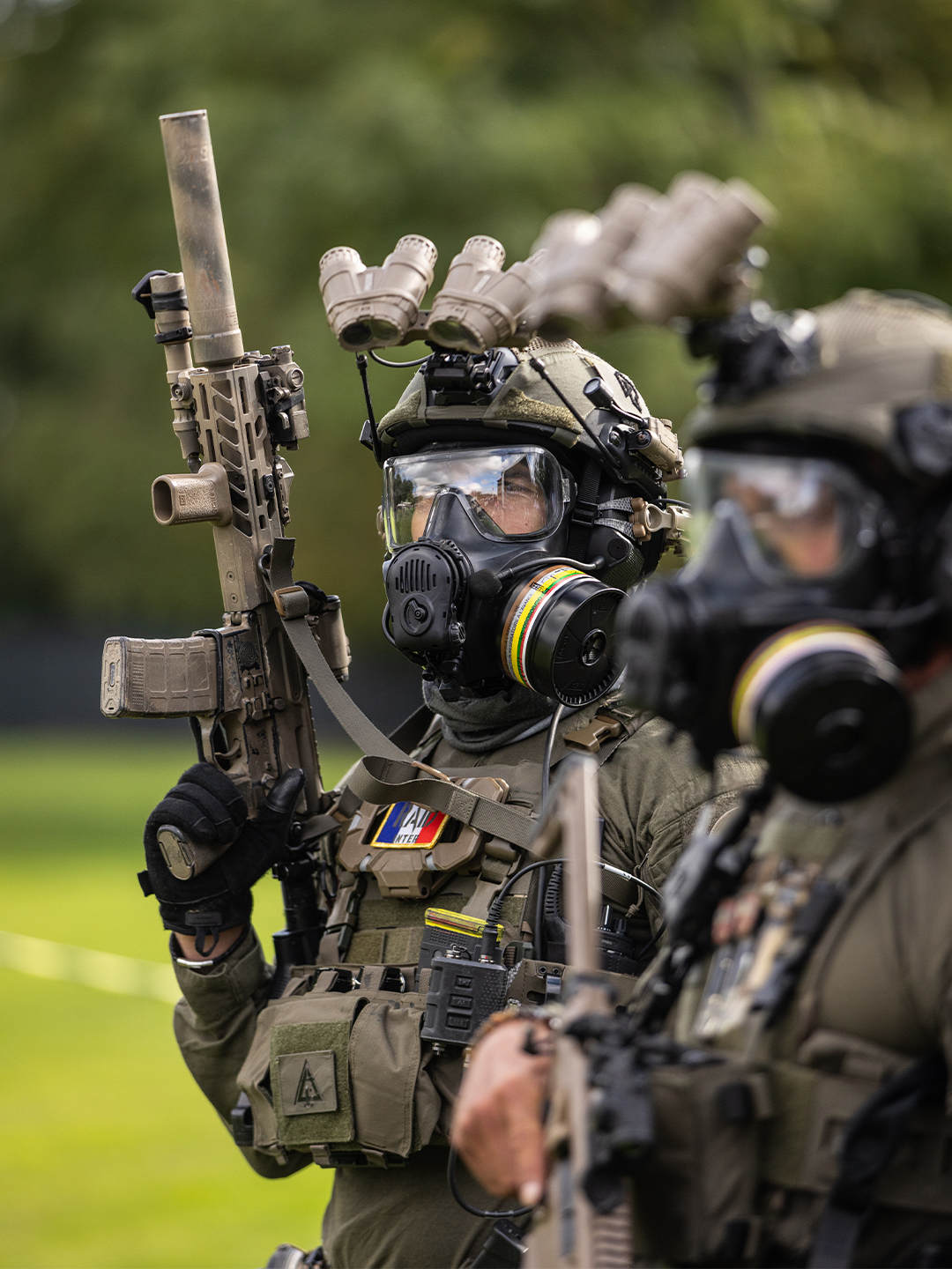 Operateurs RAID masque a gaz fusil tactique
