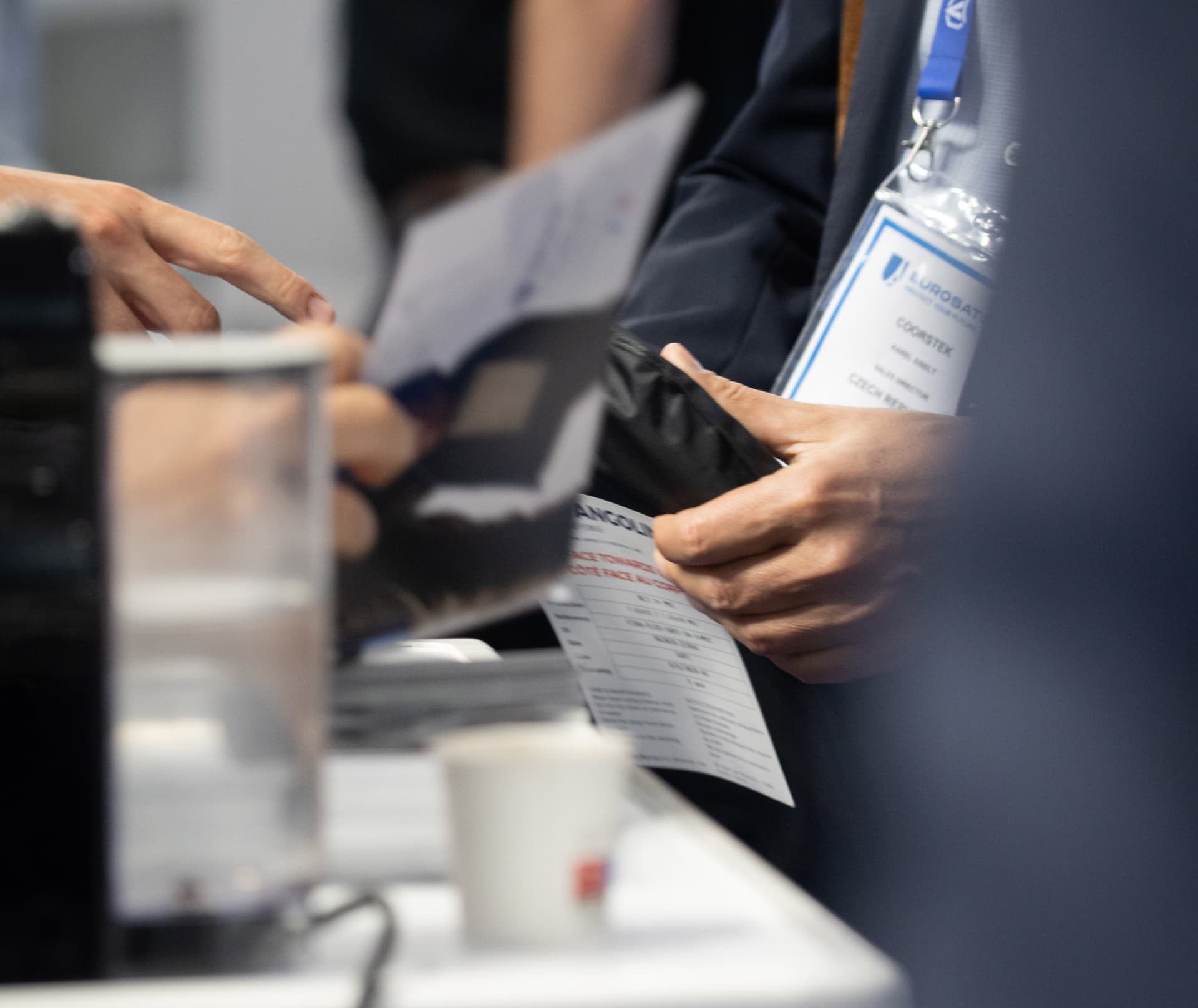 Echange badges visiteurs stand salon Eurosatory defense