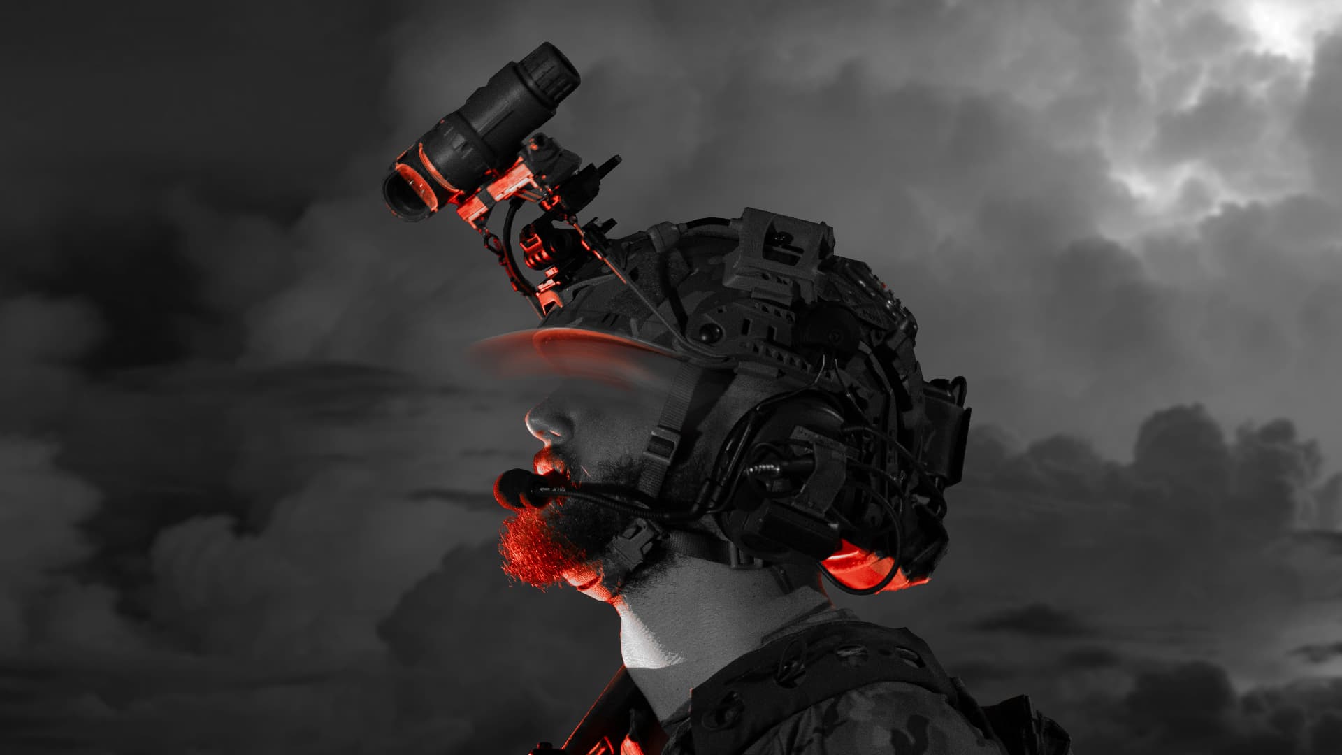 Portrait operateur casque tactique monoculaire vision nocturne