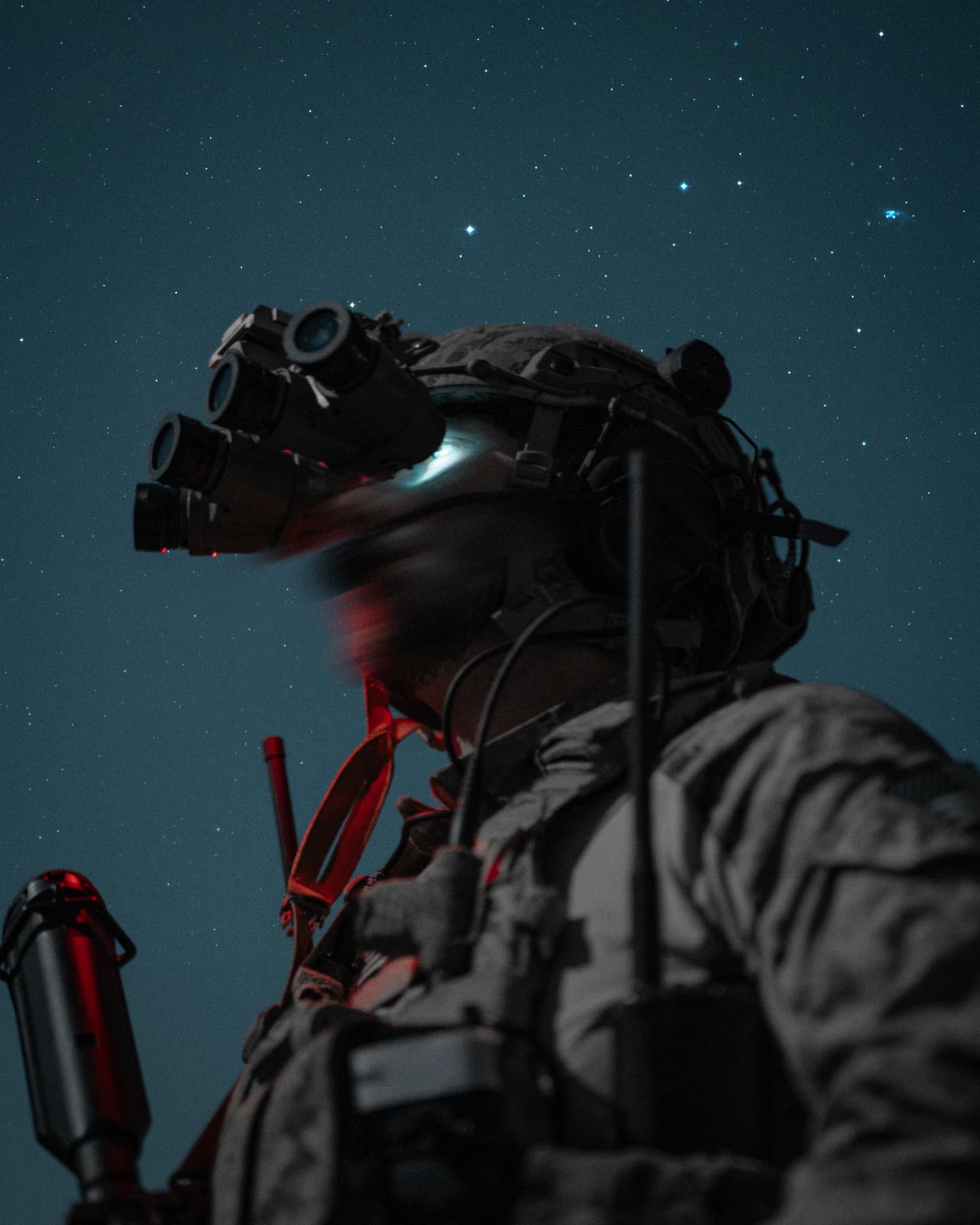 Operateur vision nocturne sous ciel etoile