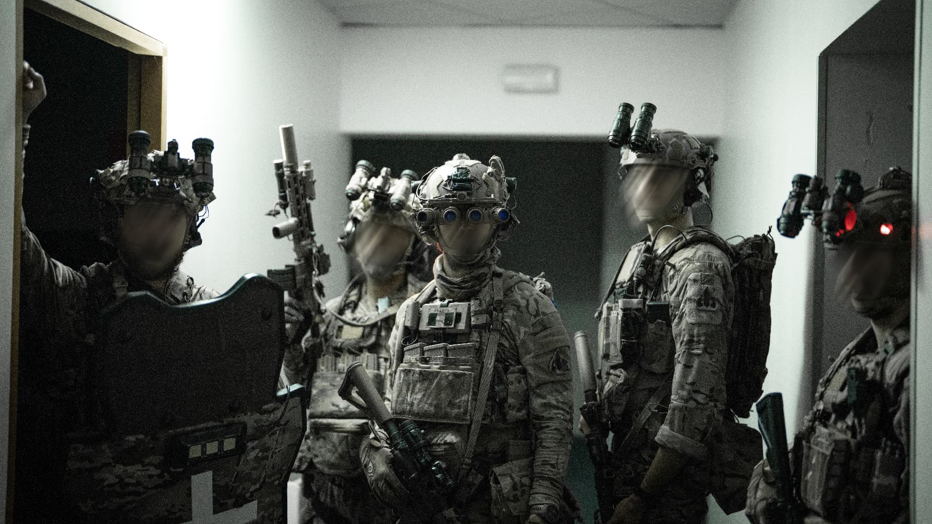 Groupe forces speciales en formation couloir intervention