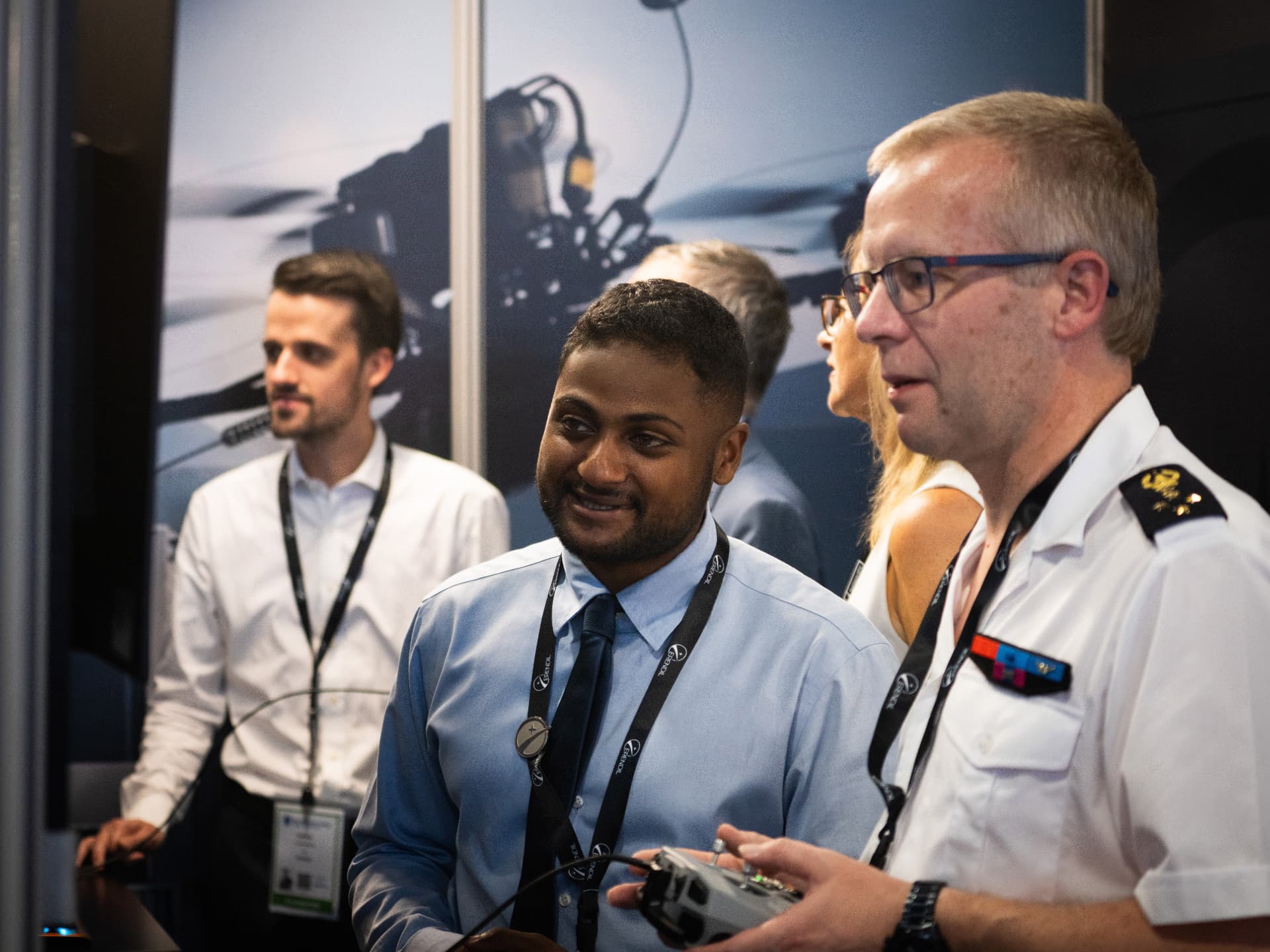 Visiteurs stand Erendil demonstration drone salon defense