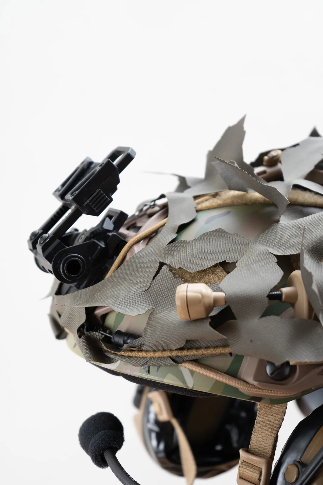 Casque tactique gris packshot — Danger Dynamics, production packshot defense