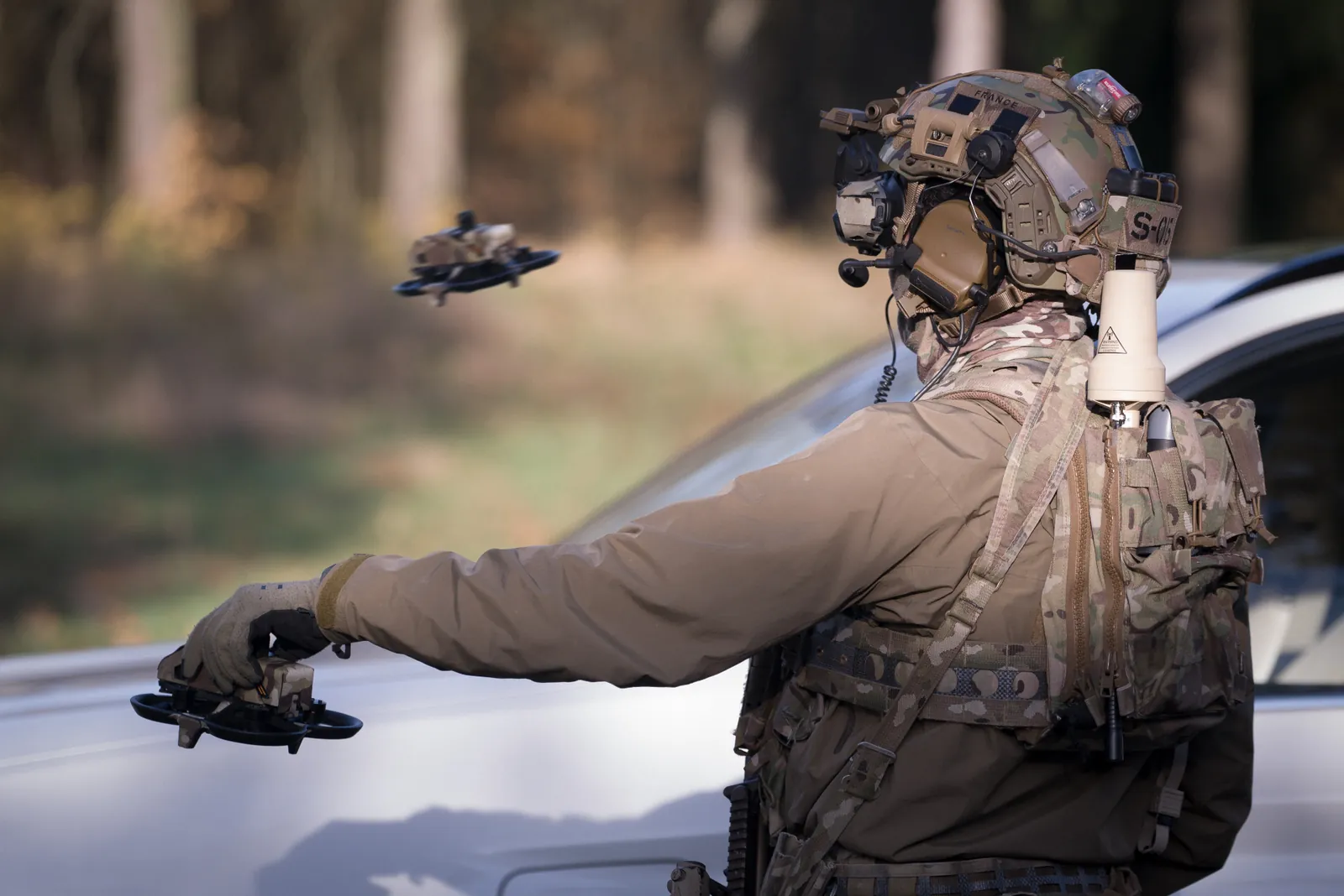 Drone tactique camoufle vegetation — Danger Dynamics, production photo defense