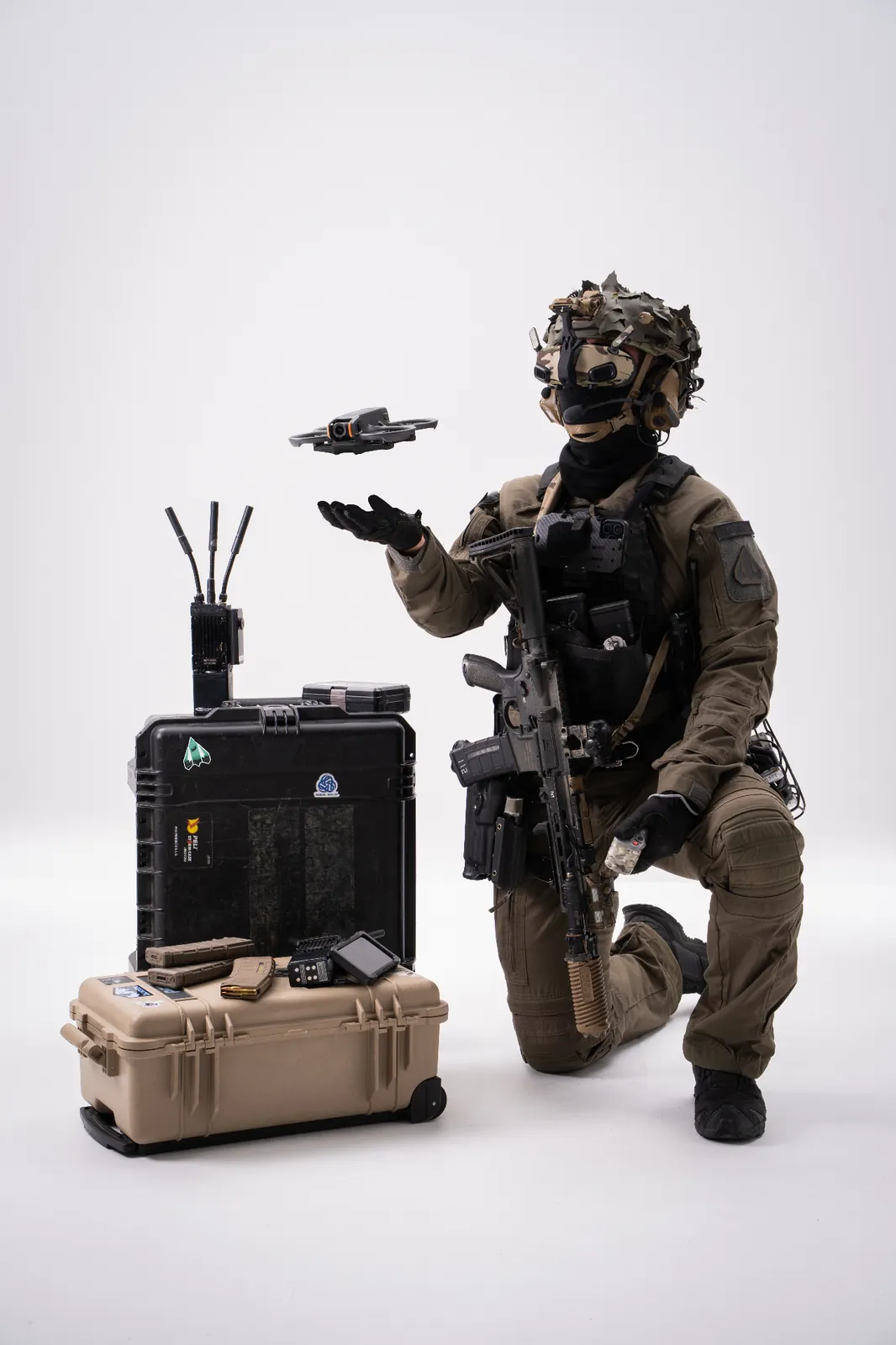Operateur lancement micro drone studio — Danger Dynamics, production photo defense