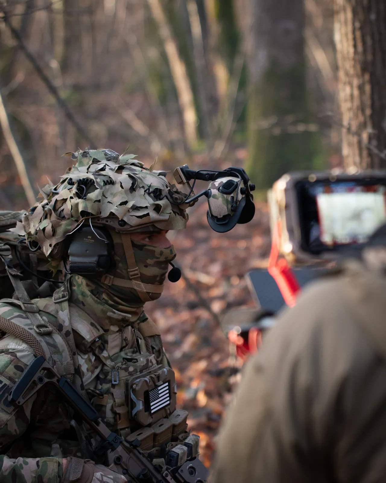 Operateur tactique camoufle terrain — Danger Dynamics, production photo defense