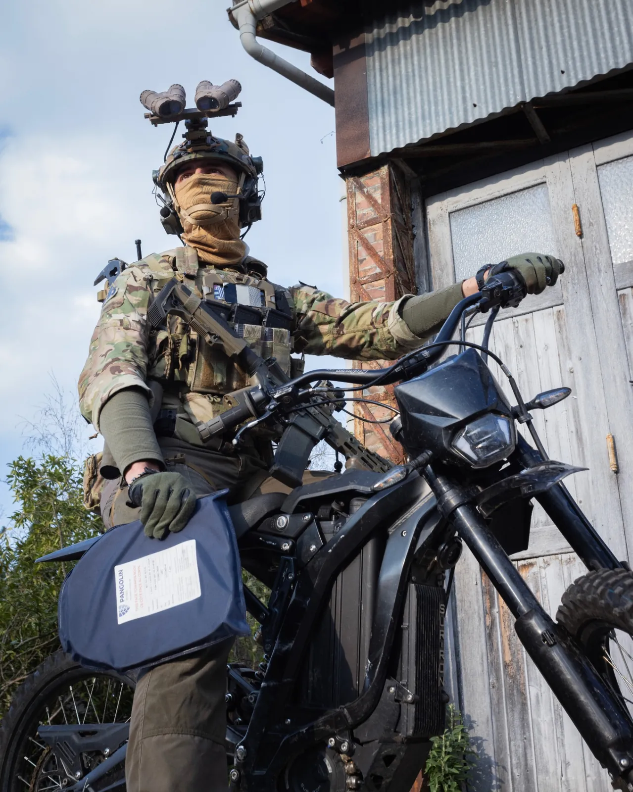 Operateur tactique lance grenades — Danger Dynamics, production photo defense