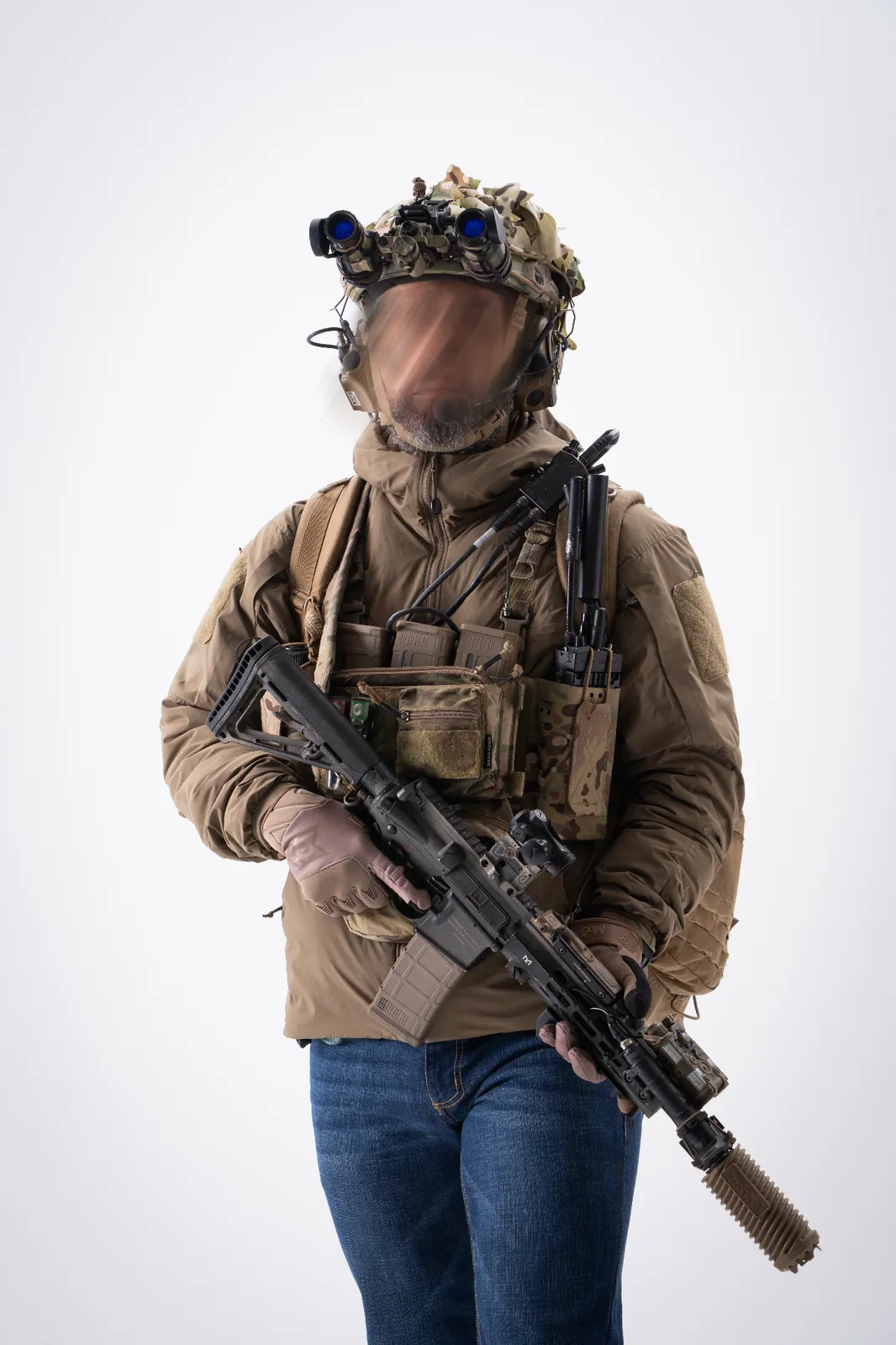 Operateur tactique studio face — Danger Dynamics, production photo defense
